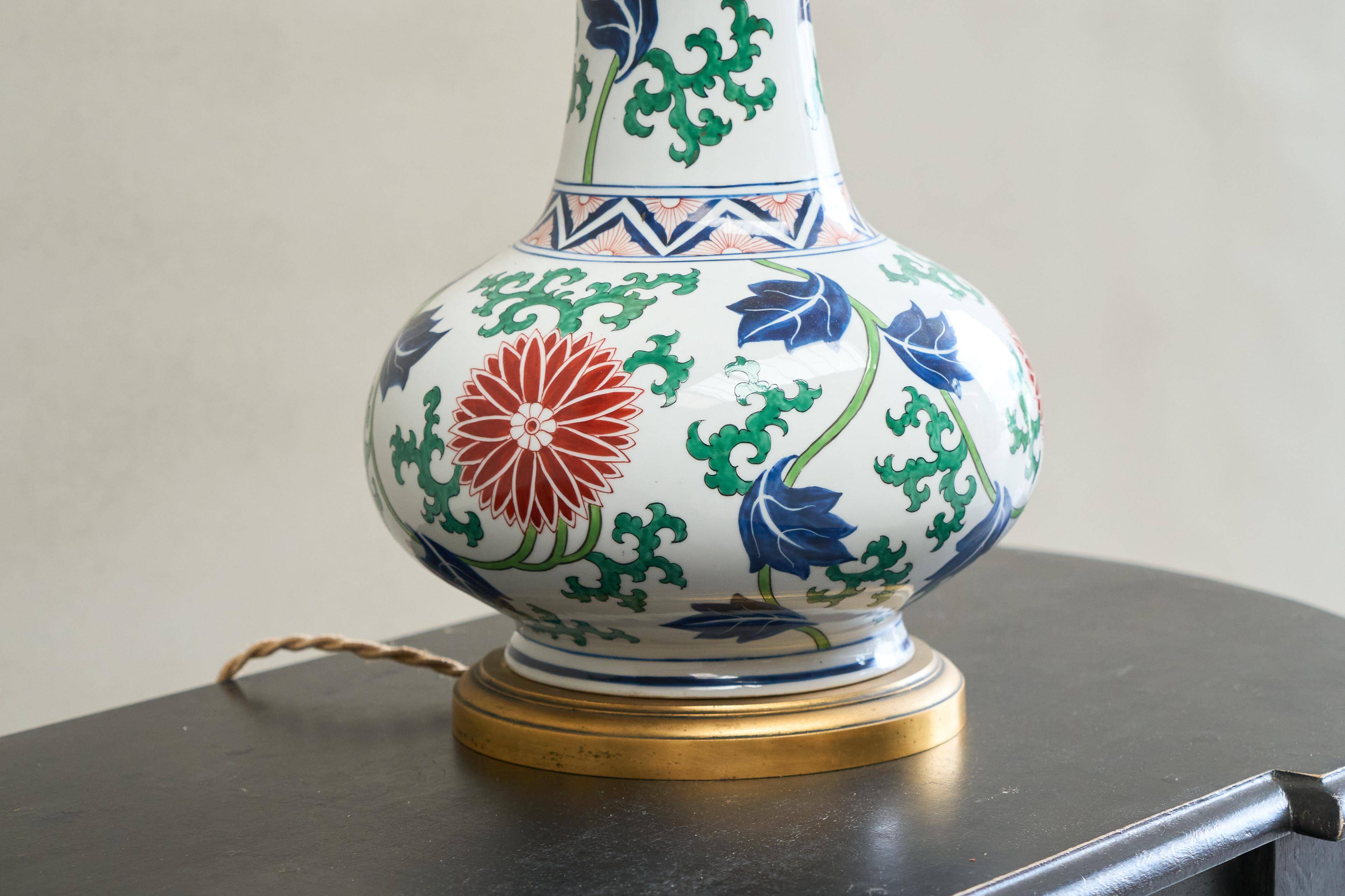 Lampe de table chinoiserie française en porcelaine et laiton, années 1940