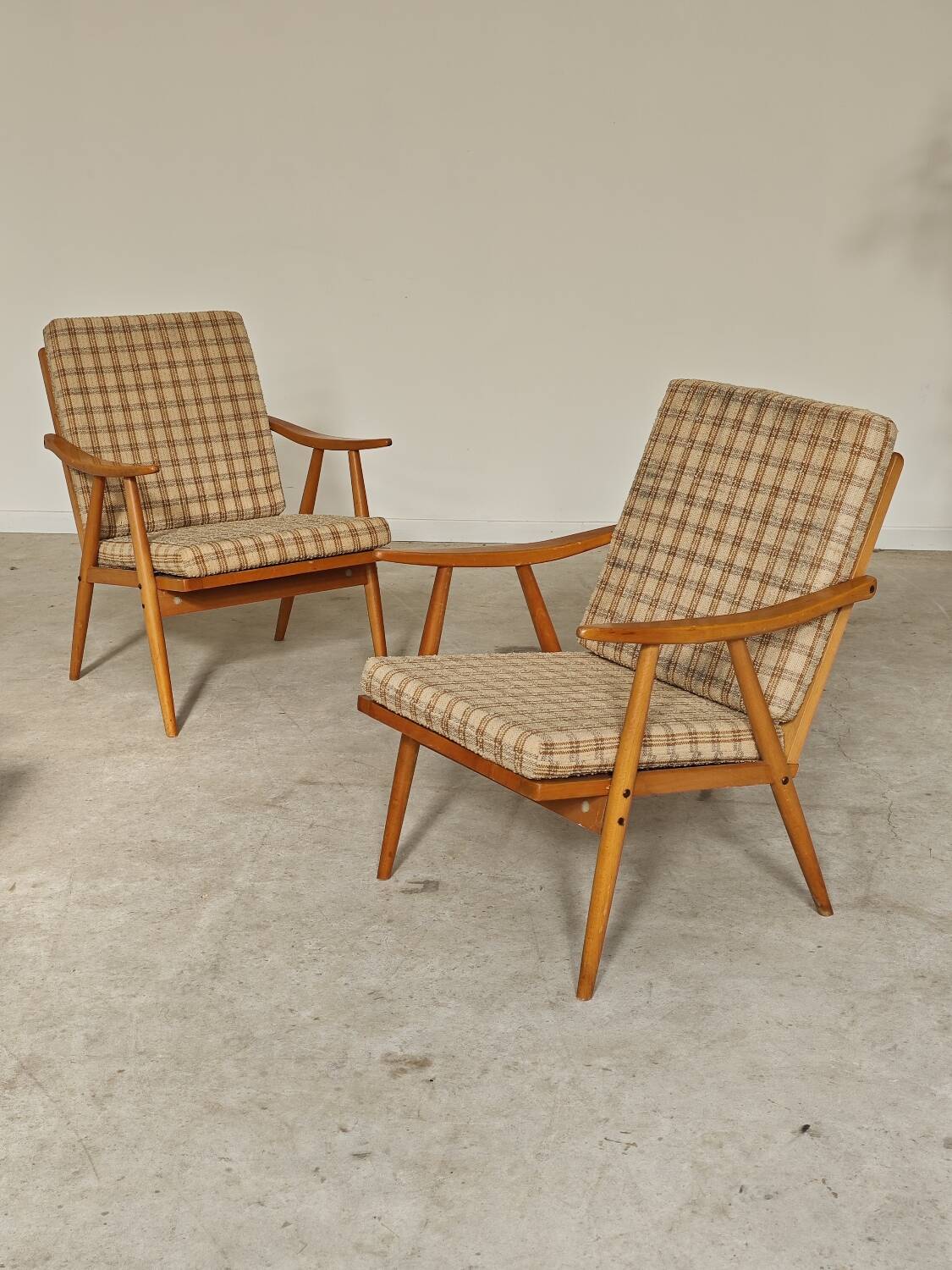 Pair of boomerang armchairs by antonin suman for ton (thonet)