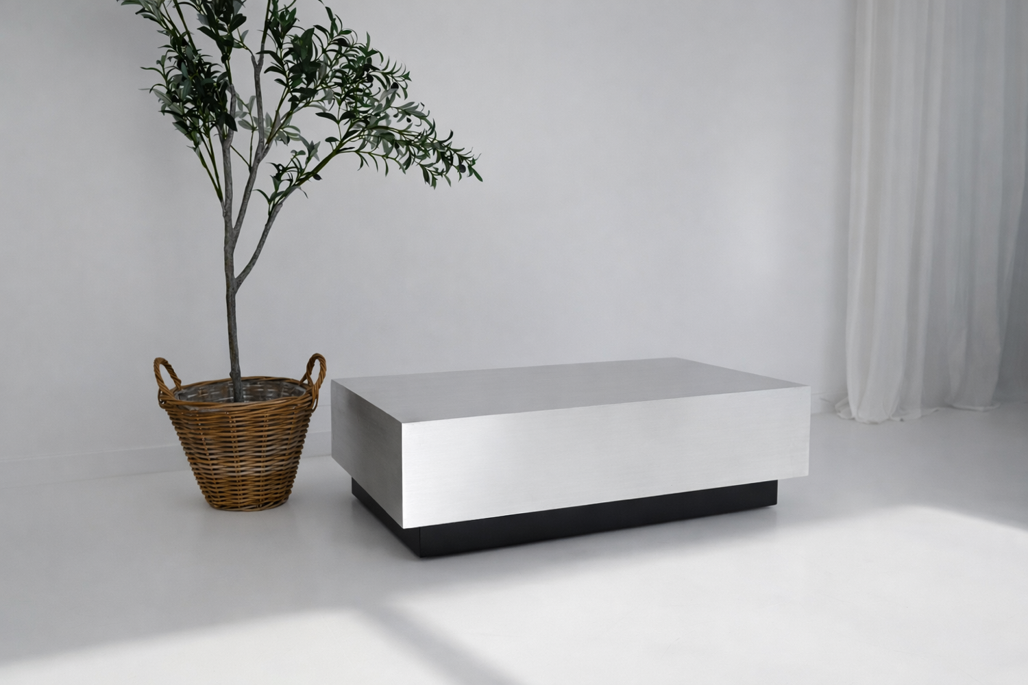 Table basse sculpturale flottante en aluminium brossé avec base noire
