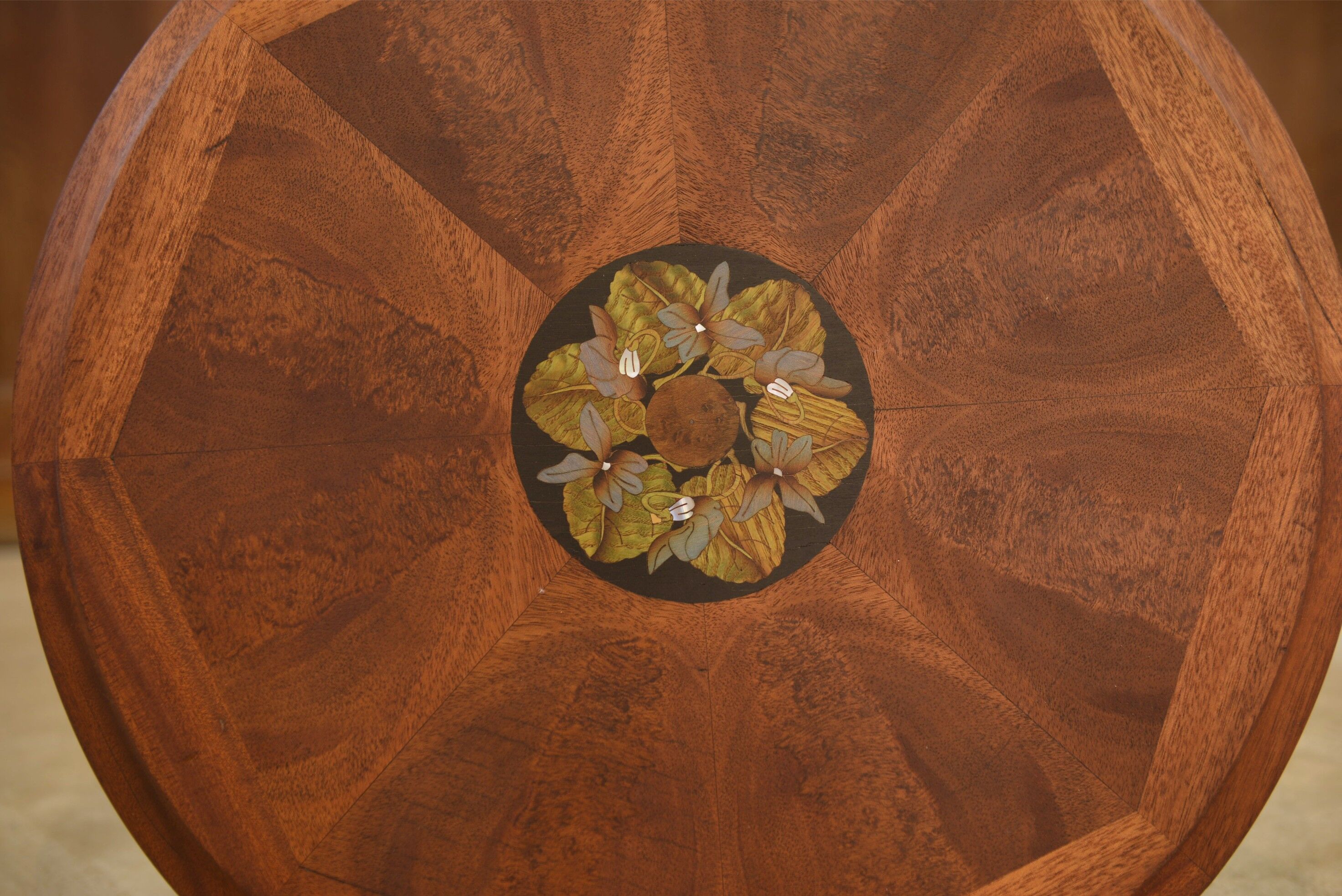 Mahogany gueridon with marquetry attributed to Maurice Dufrêne, 1930s.