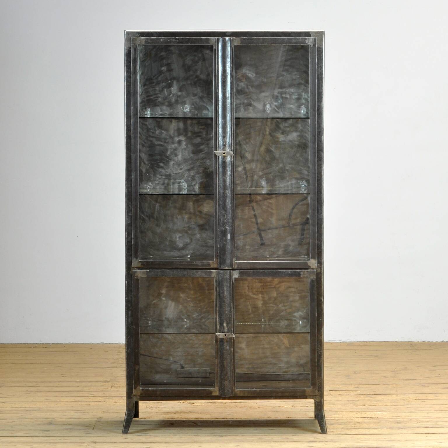 Armoire médicale vintage en verre et en fer, années 1950