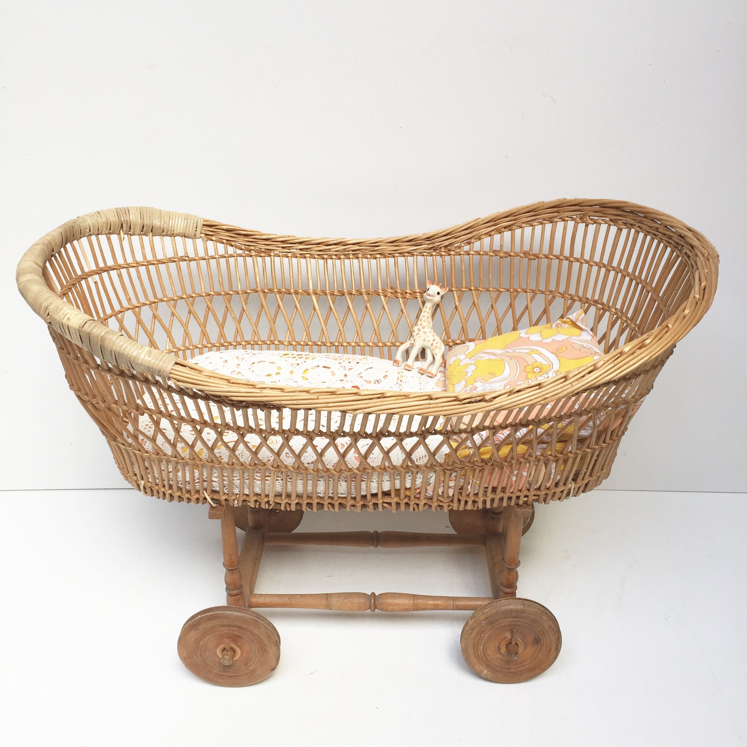 Lit bébé berceau rotin vintage