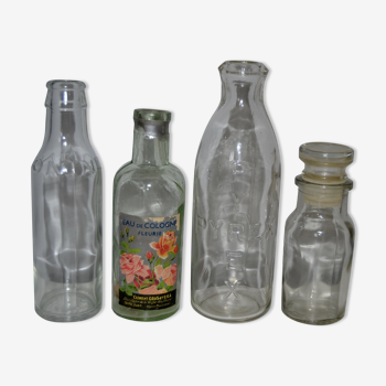 Ensemble d'anciennes bouteilles en verre