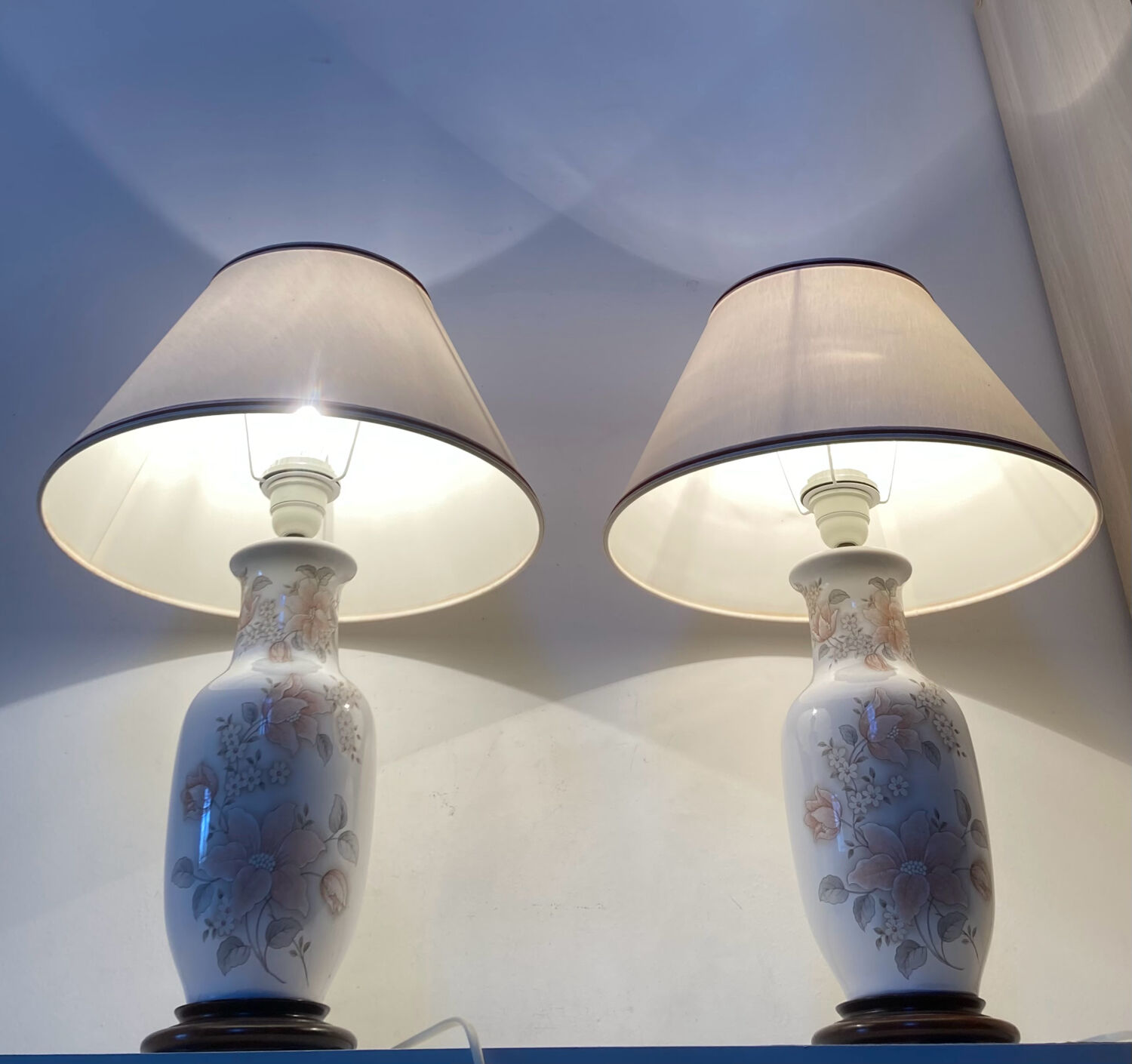 Asian lamps in earthenware from the 1970s/80s with handmade floral decoration.