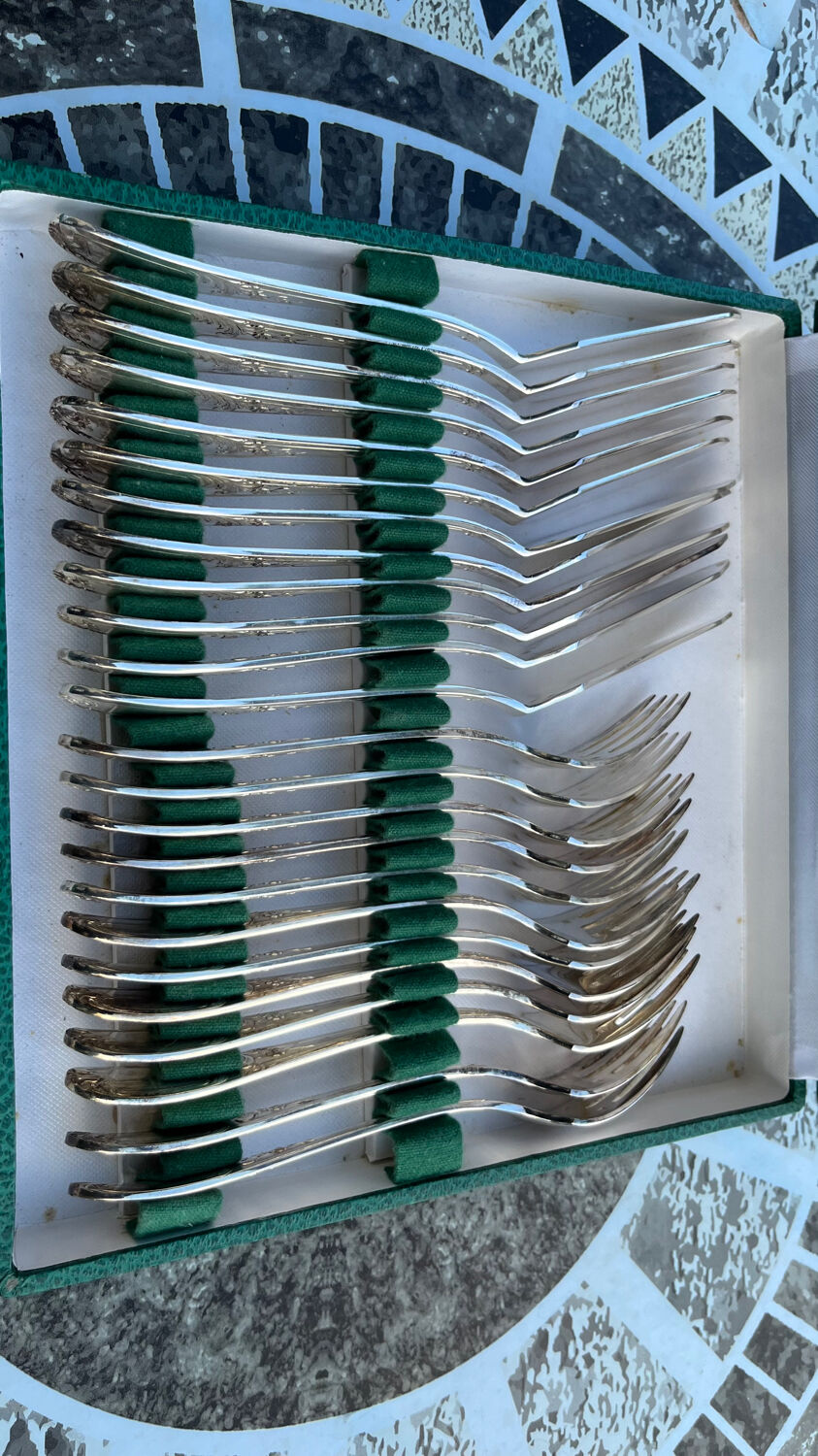 Coffret  de 24 couverts à poisson en métal  argenté