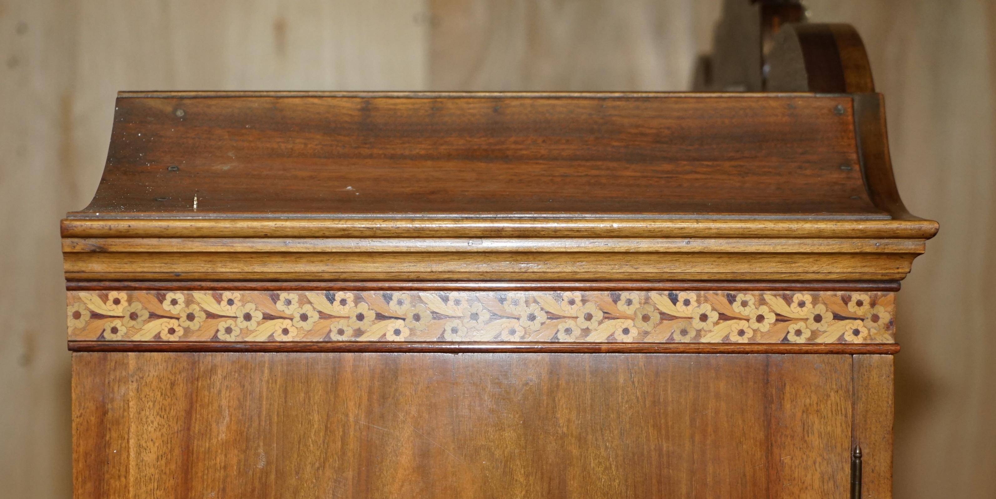 Armoire triple en placage de noyer Waring & Gillow