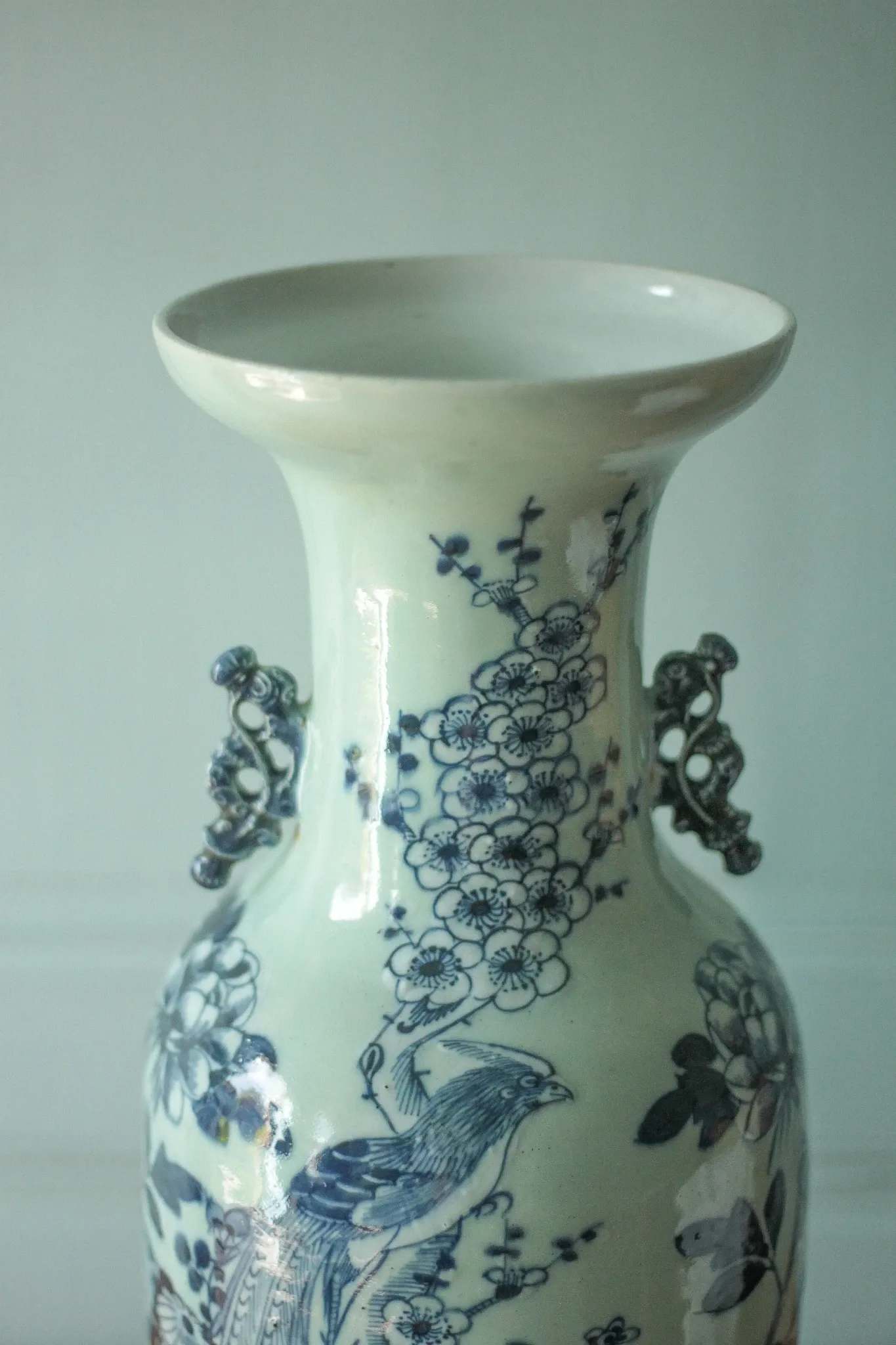 Large Chinese baluster vase in porcelain with bird and flower decoration.