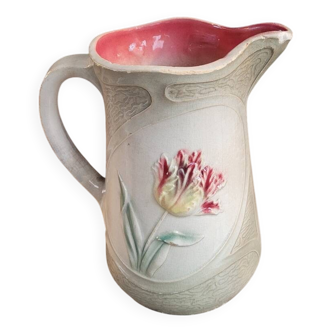 Pichet ancien en barbotine décor tulipes