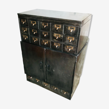 Metal workshop cabinet