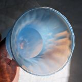 Vase en opaline bleue