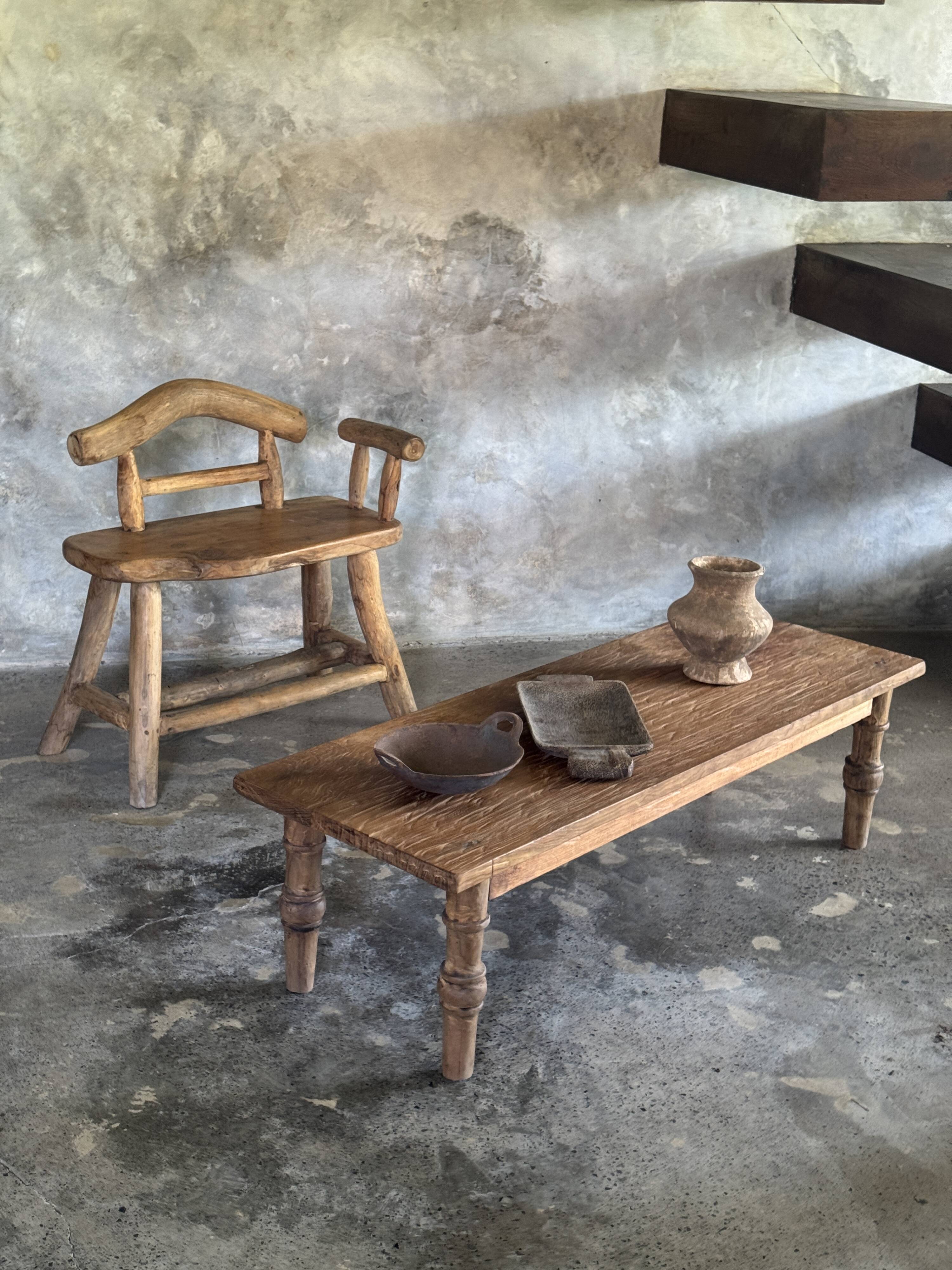 Brown Indonesian teak coffee table, with a border and cylindrical legs H40 L103.