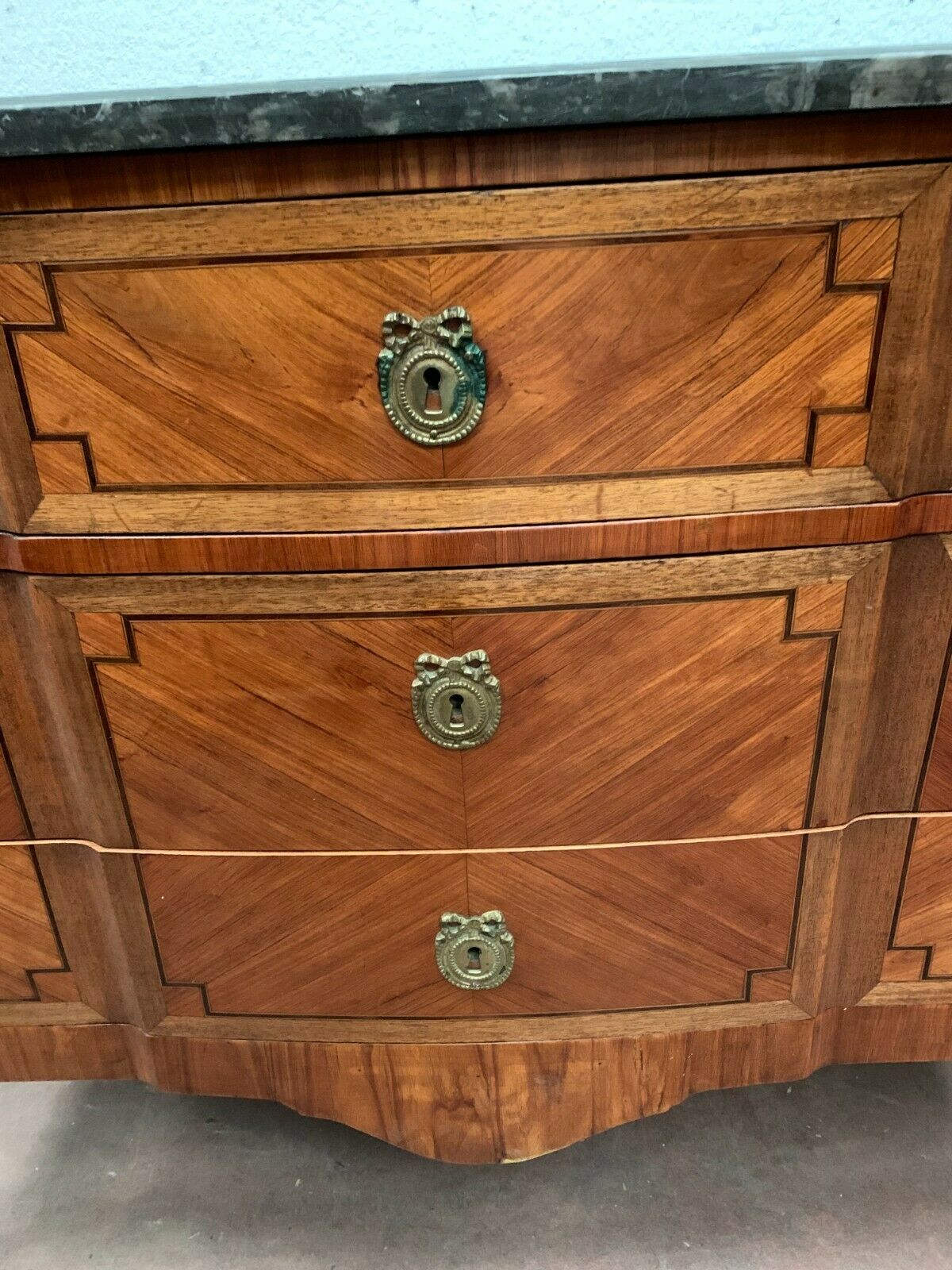 Transition style chest of drawers in rosewood and amaranth veneer, 20th century