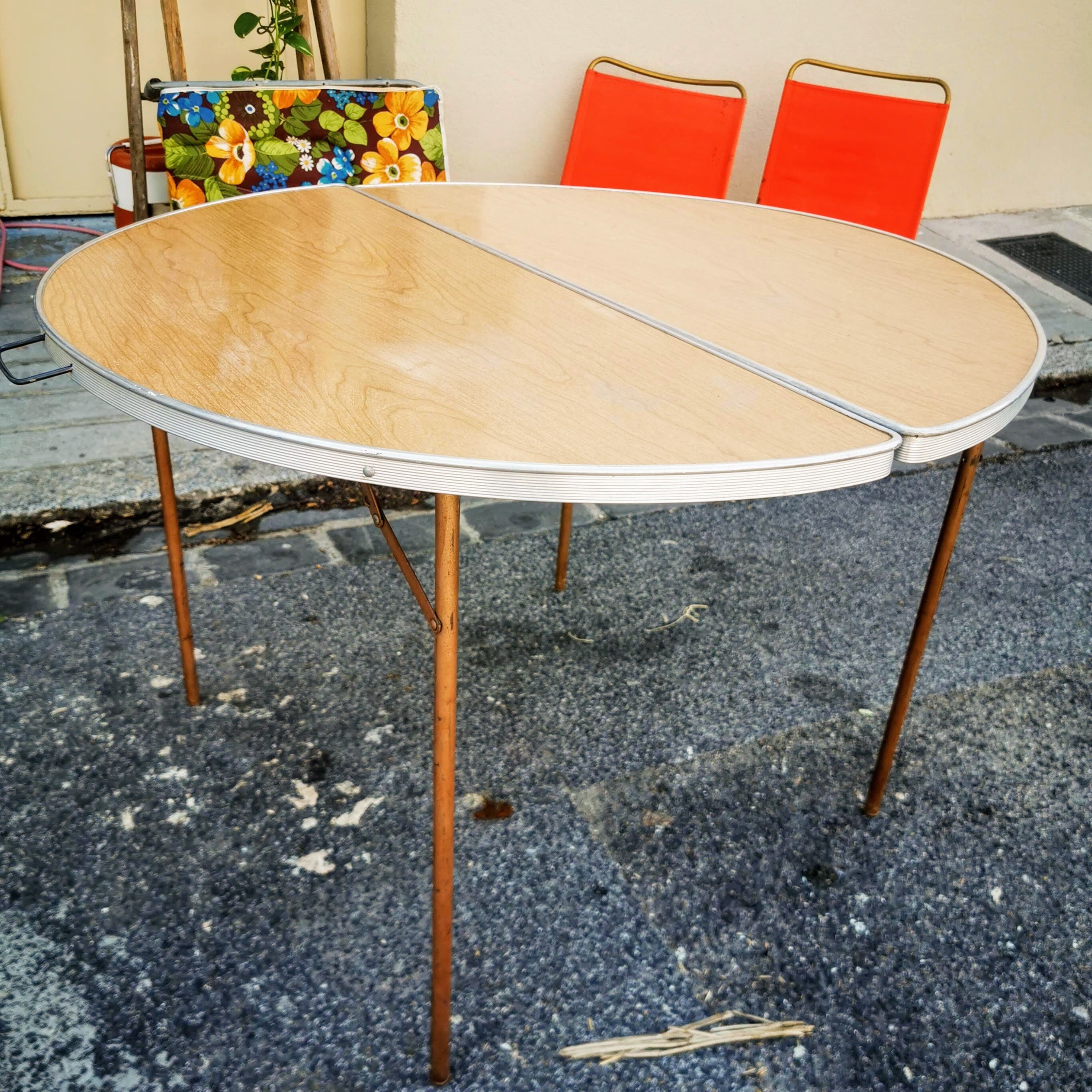 Round camping table