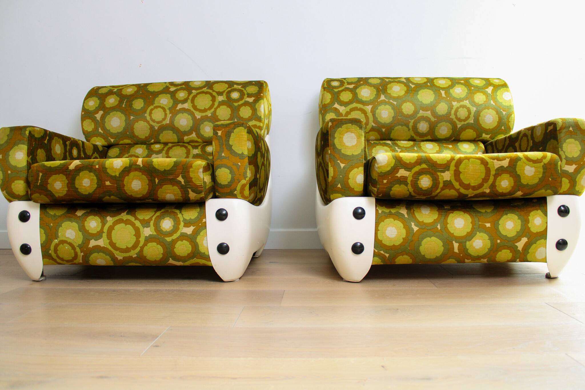 A pair of vintage mid-century modern arm chairs - Italy 1970s