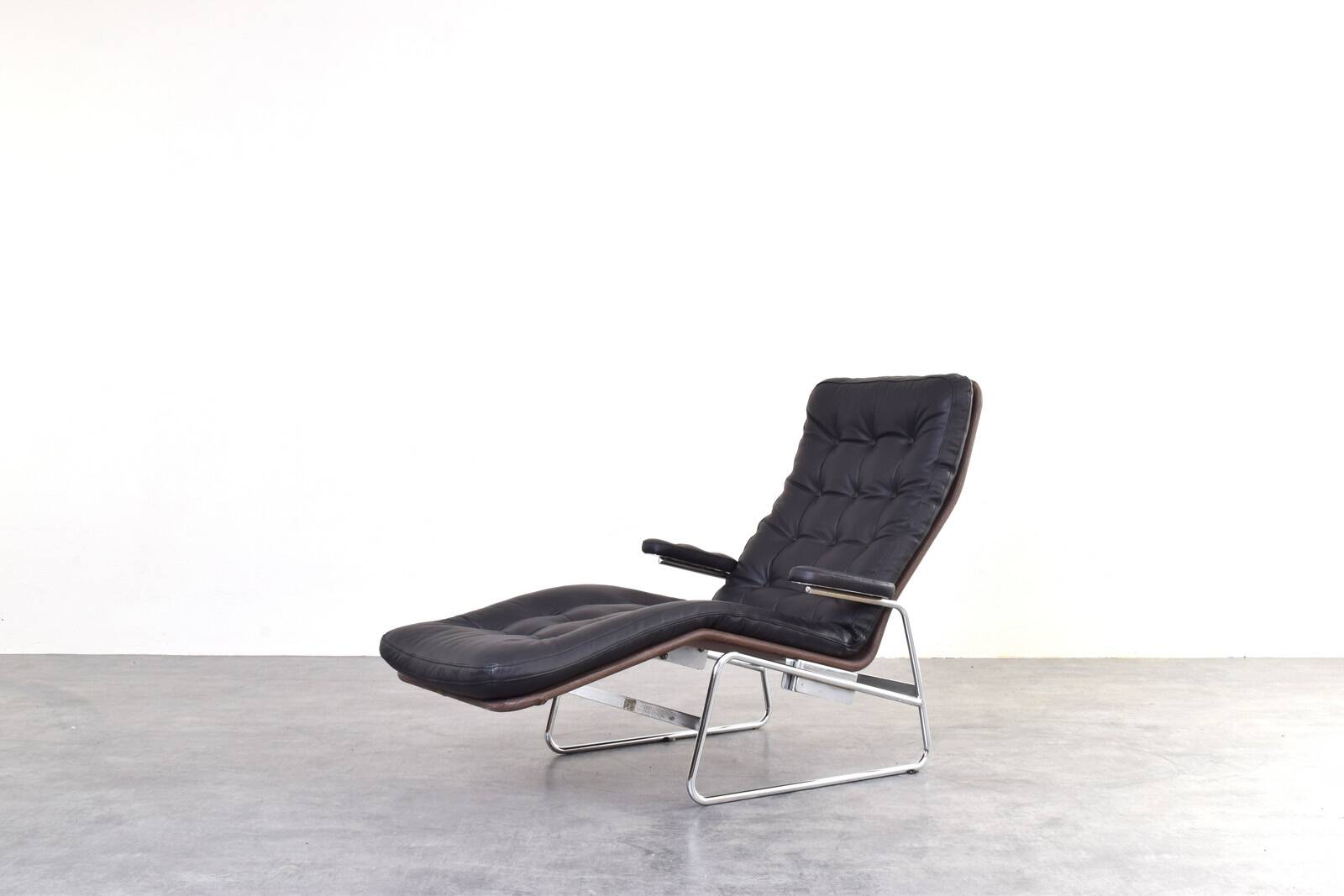 Bauhaus Leather and Chrome Model Fenix Chaise Longue by Sam Larsson for Dux