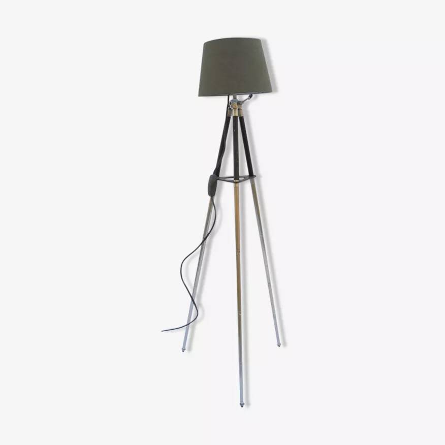 Tripod lamp