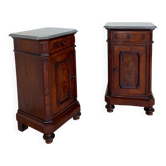 Une paire de tables de chevet en noyer anciennes, années 1890.