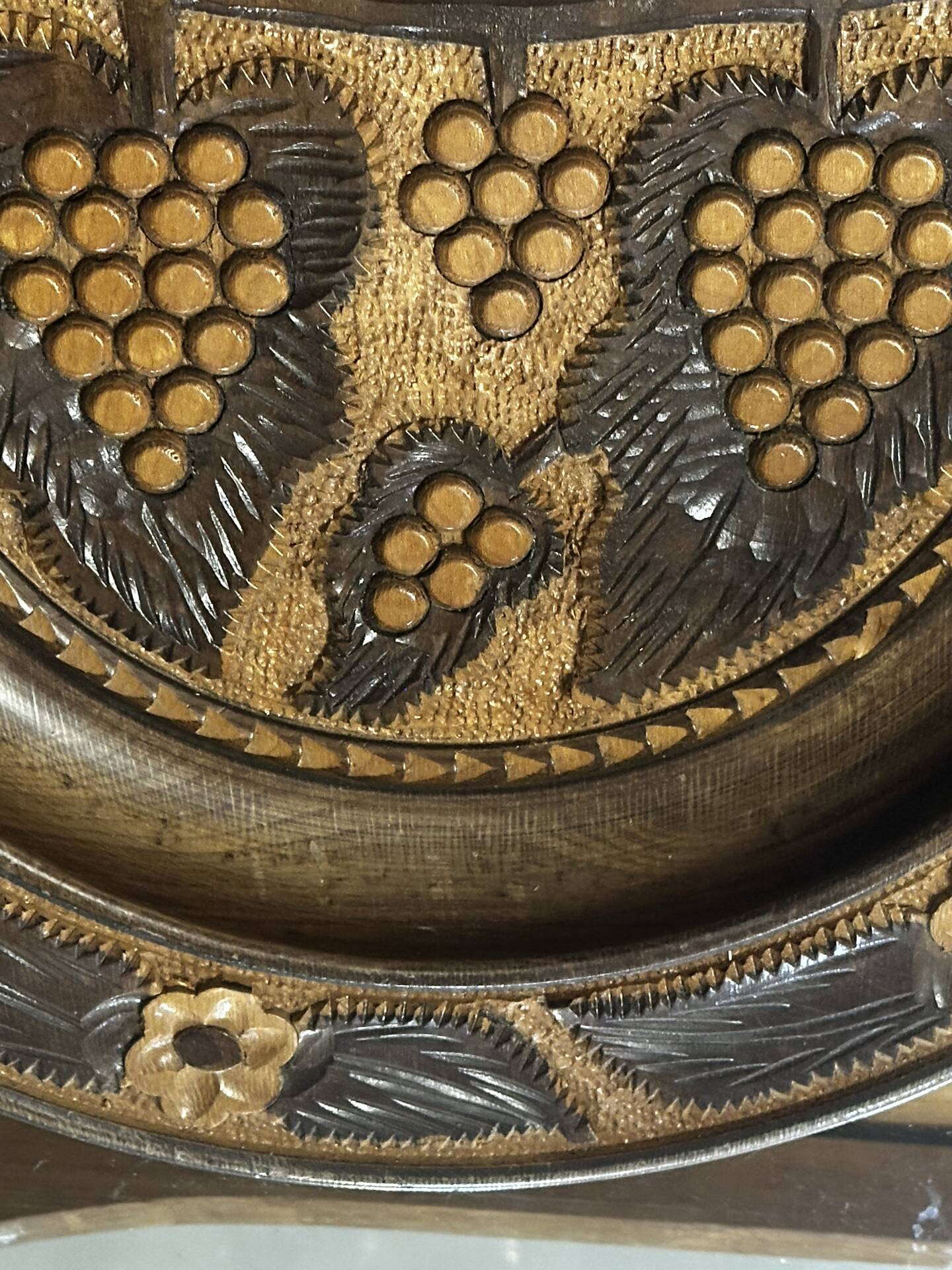 Carved wooden fruit bowl – Centrepiece with grape decoration
