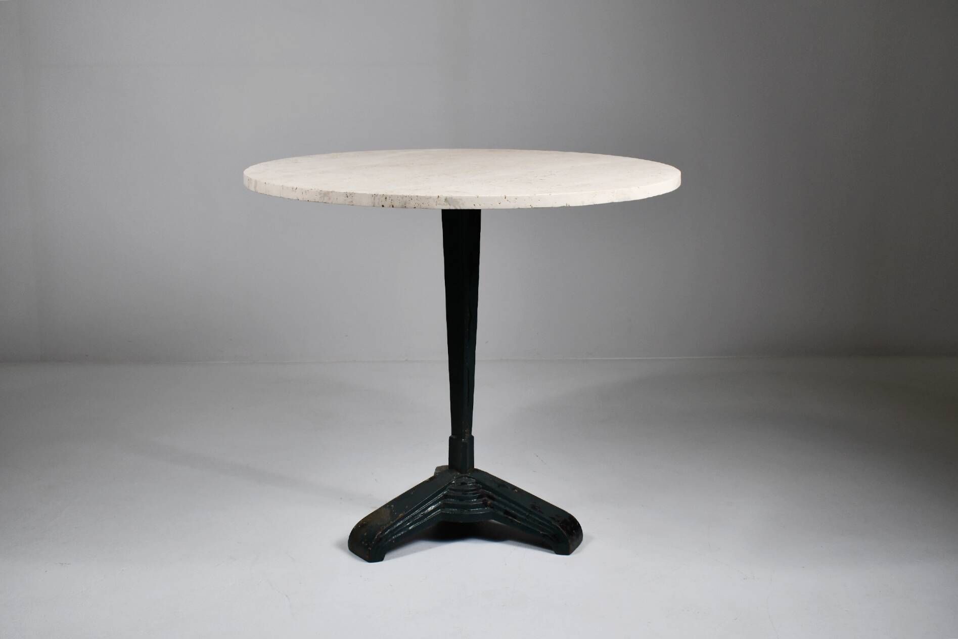 Table de bistrot/salle à manger en travertin vintage avec base en métal. (B)