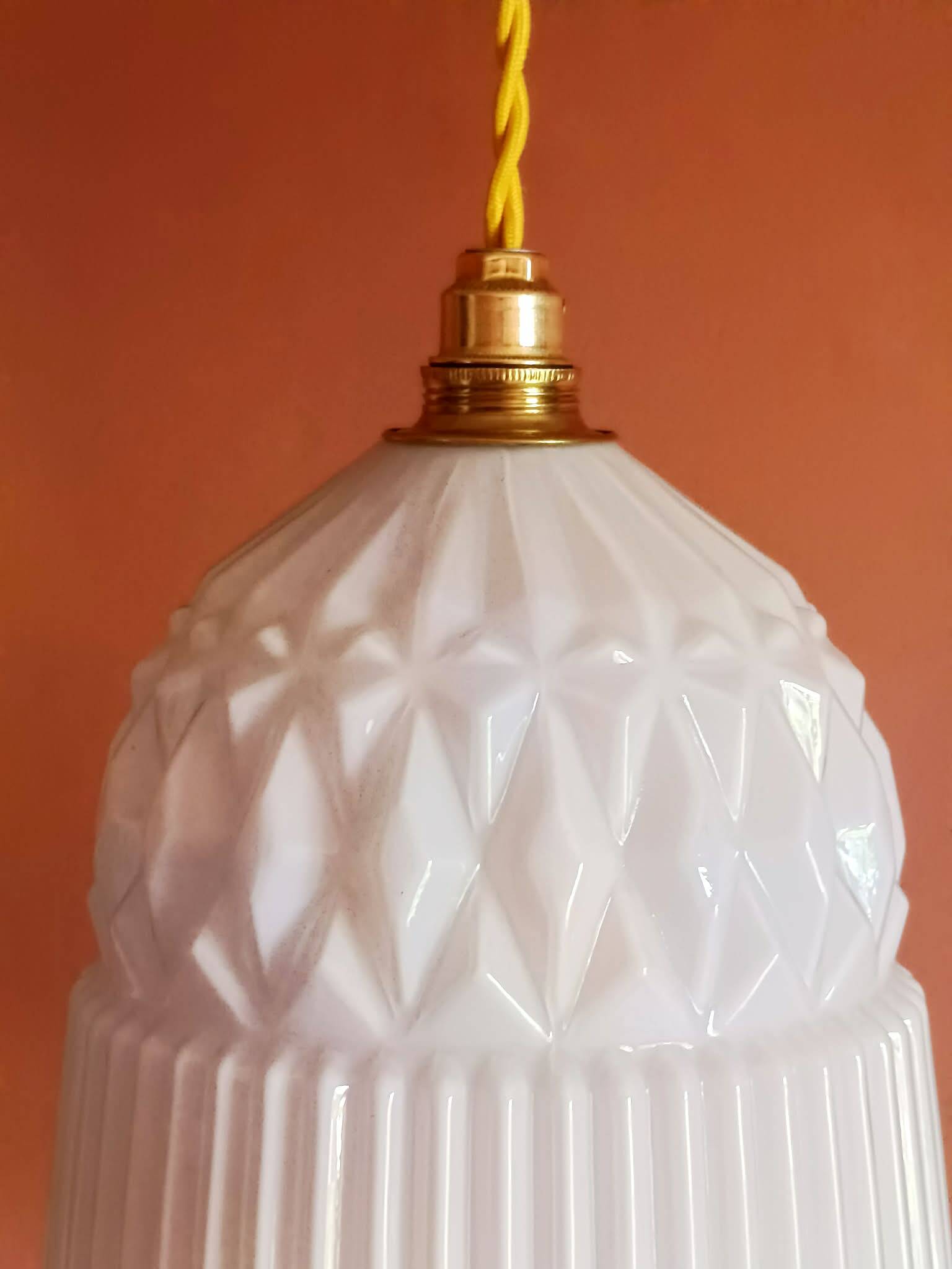 Paire de suspensions en verre blanc vintage
