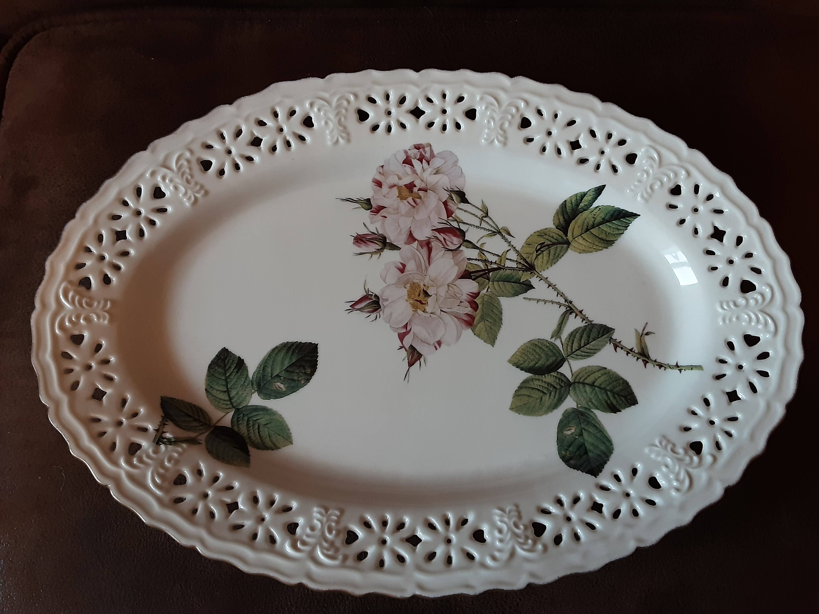 Barbotine style porcelain dish