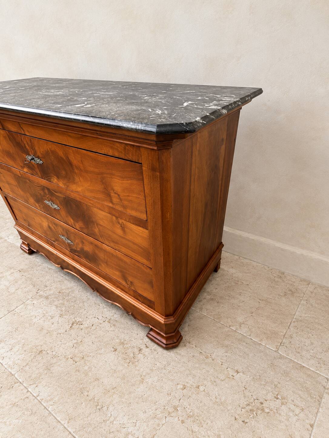 French Louis-Philippe style commode in walnut burl.