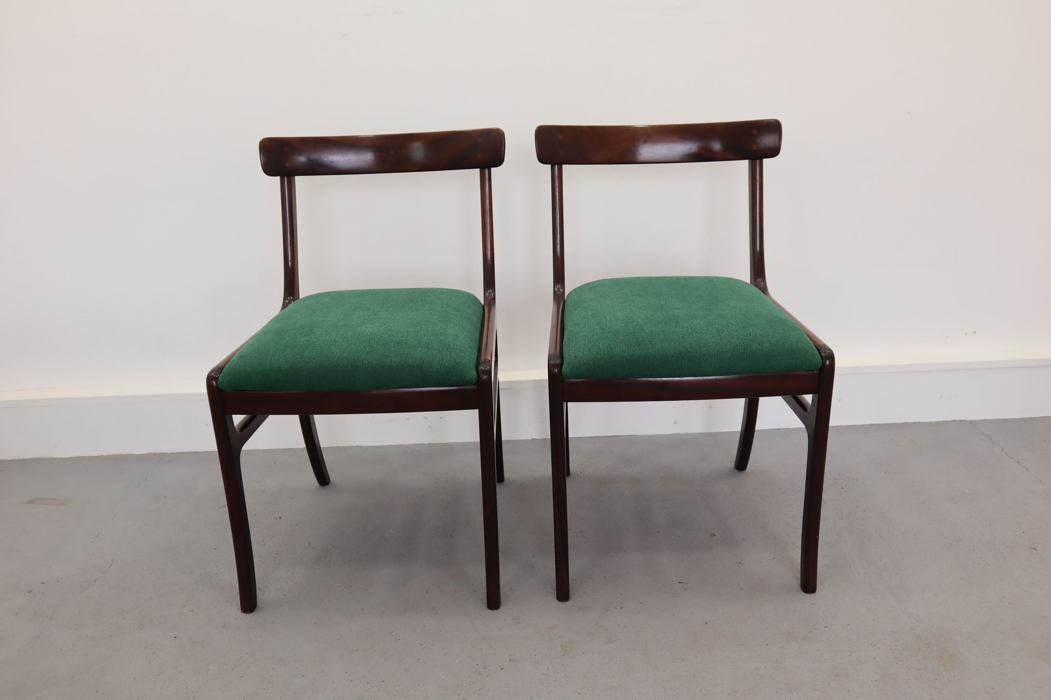 Chaises à manger danoise du milieu du siècle de Poul Jeppesens Møbelfabrik années 1960