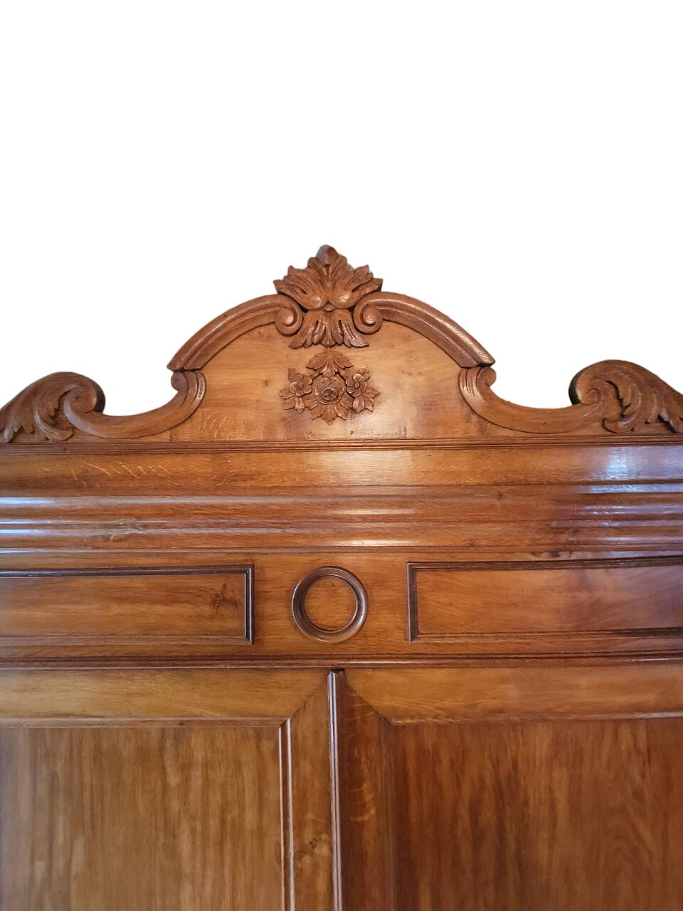 Armoire ancienne à corniche sculptée