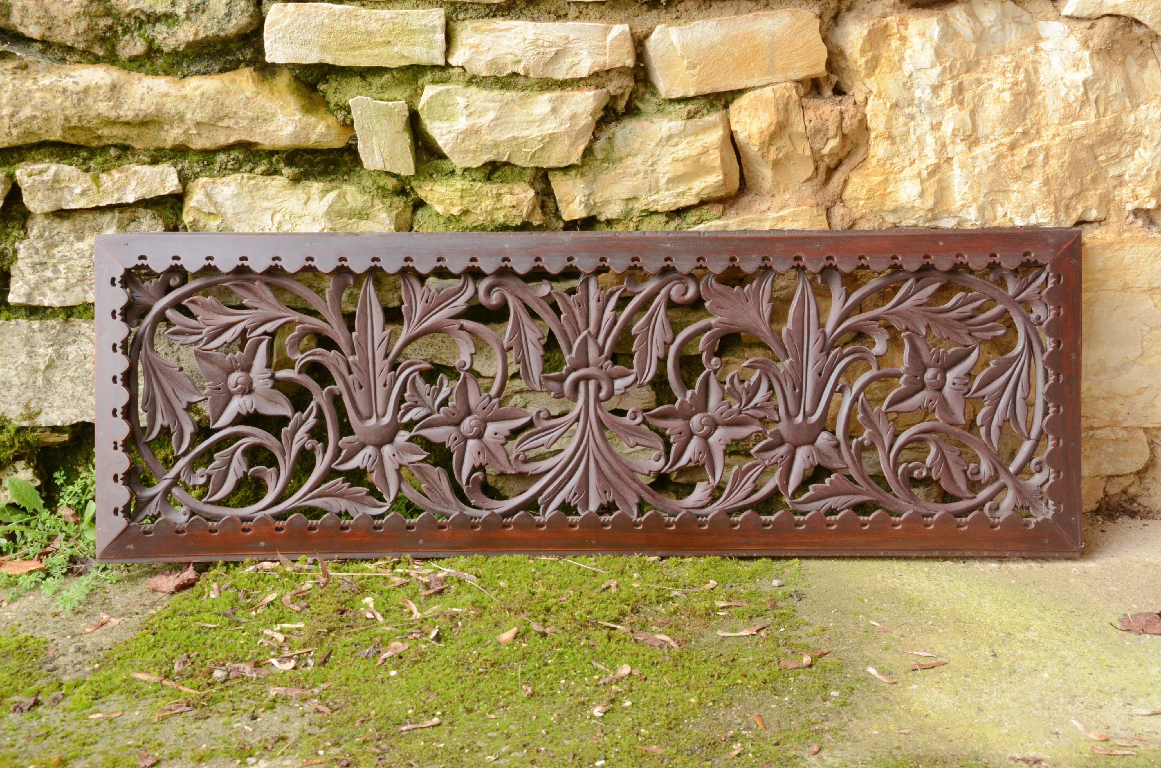 Lattice wooden wall panel with a plant motif, originating from Sri Lanka, 97x32cm.