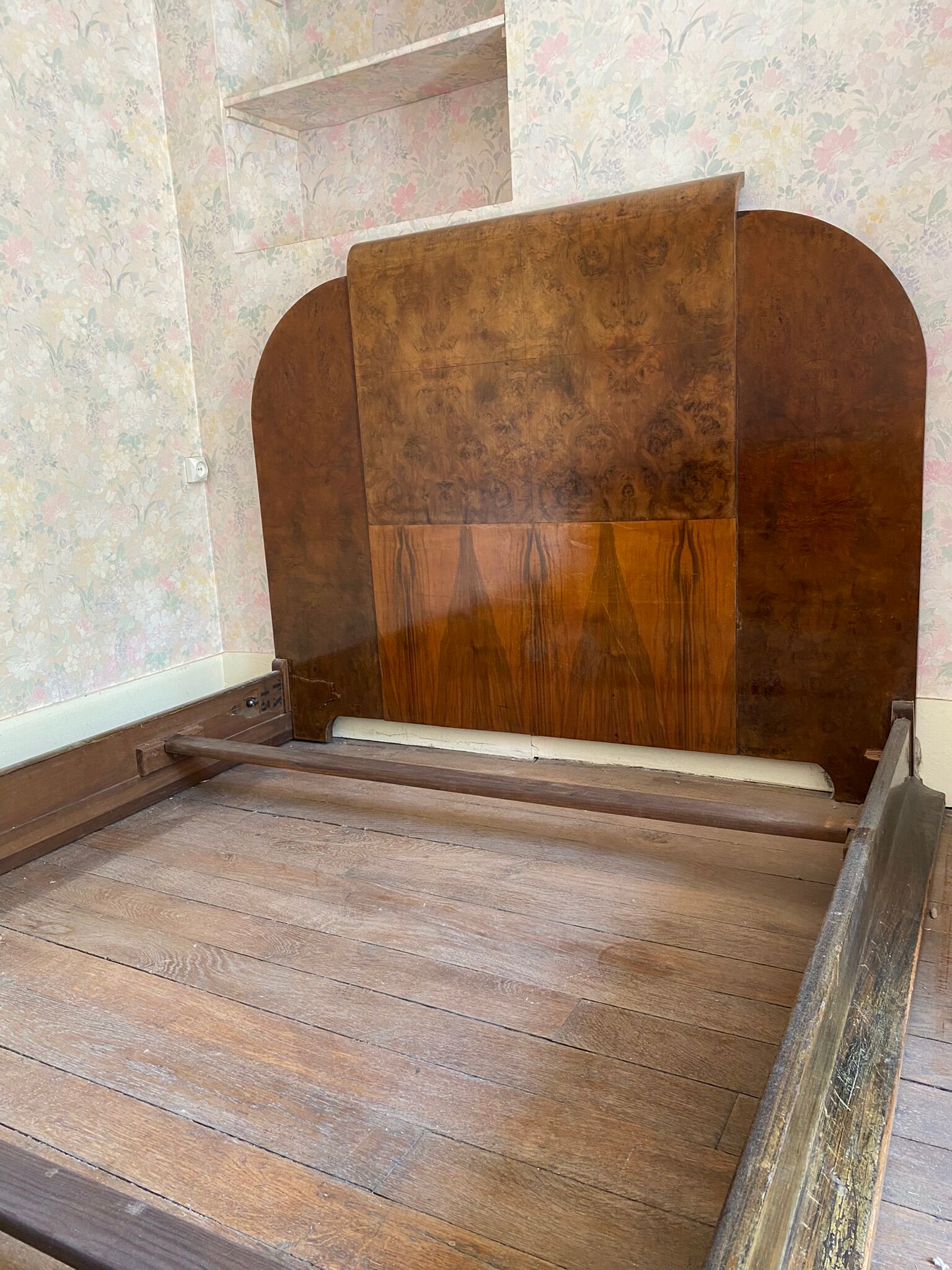 Art deco bed dating from the 30s in Ronce de Noyer