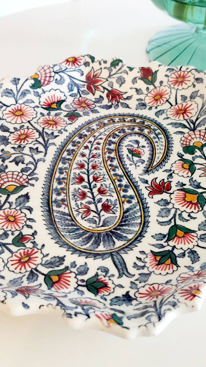 Gien earthenware plate – Floral paisley pattern – Scalloped edge