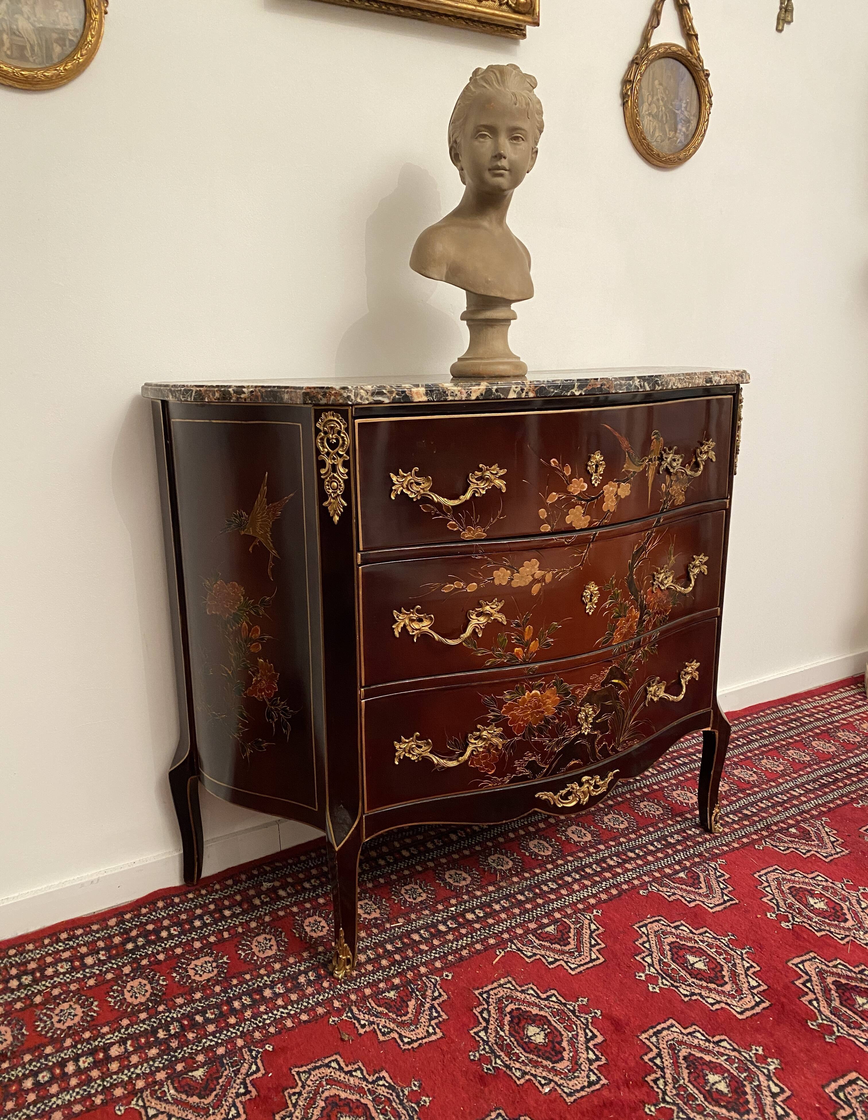 Commode galbée