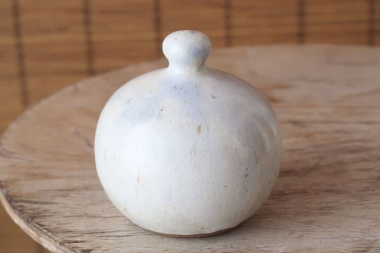 Pot à sel blanc en céramique et sa cuillère, années 70