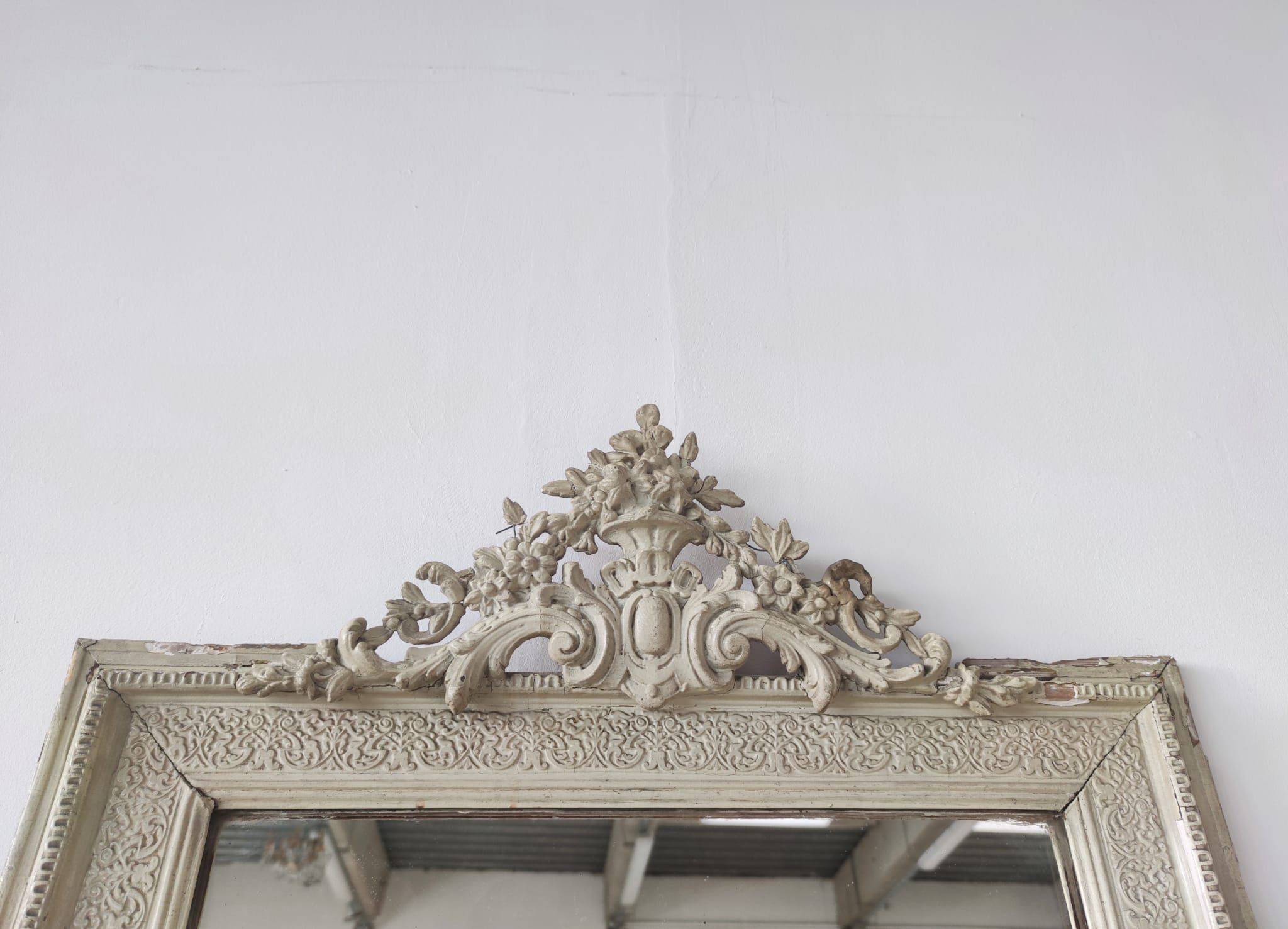 Rectangular mirror in light green lacquered wood with pediment H:1m39