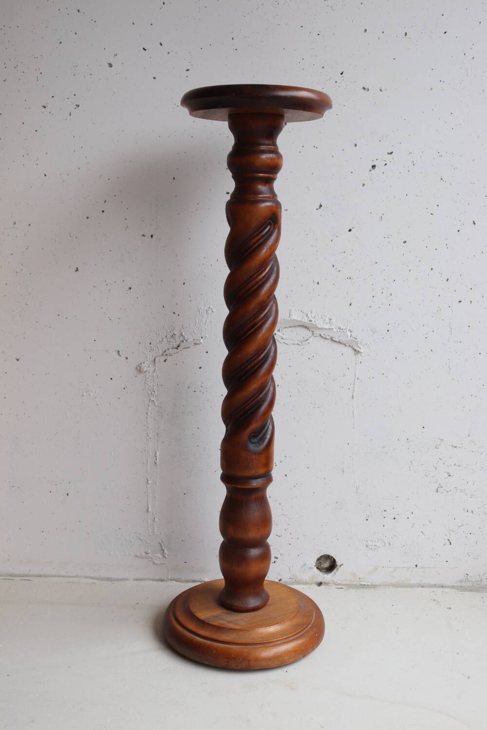 Saddle, pedestal, turned wooden column