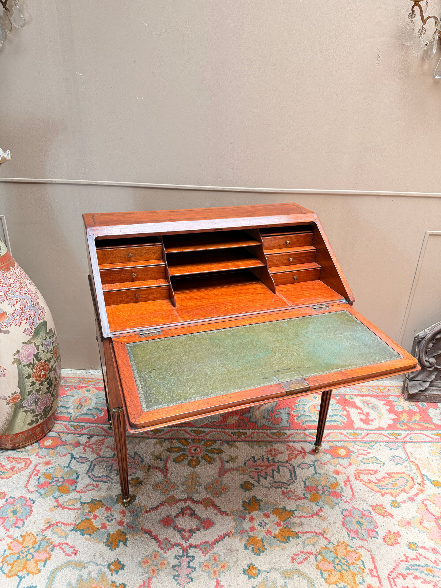 BUREAU DE PENTE DE MILIEU EN ACAJOU DE STYLE LOUIS XVI XIX EME SIÈCLE 