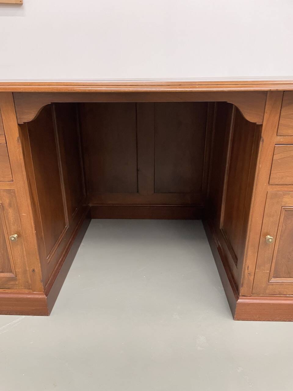 Comptoir ou bureau en noyer années 50