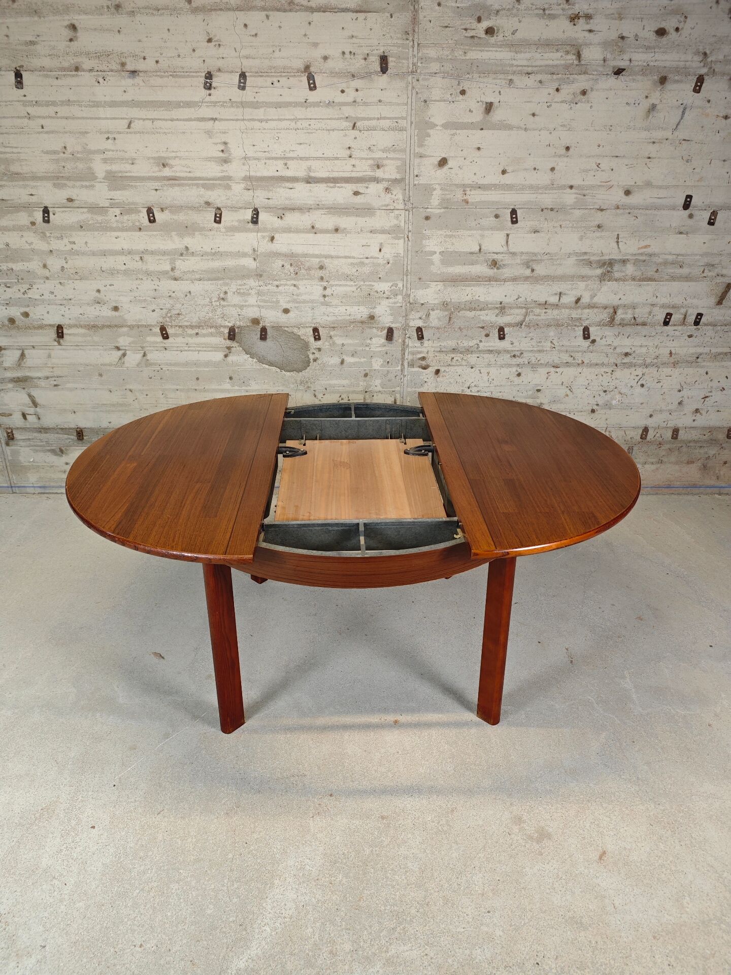 Extendable round table