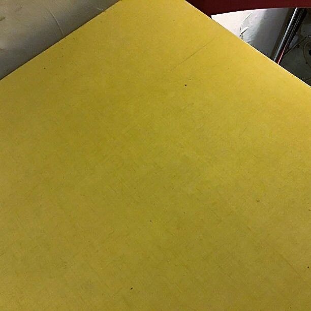 Table formica yellow and 2 red chairs