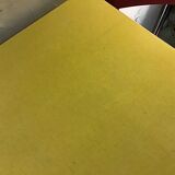 Table en formica jaune et 2 chaises rouges