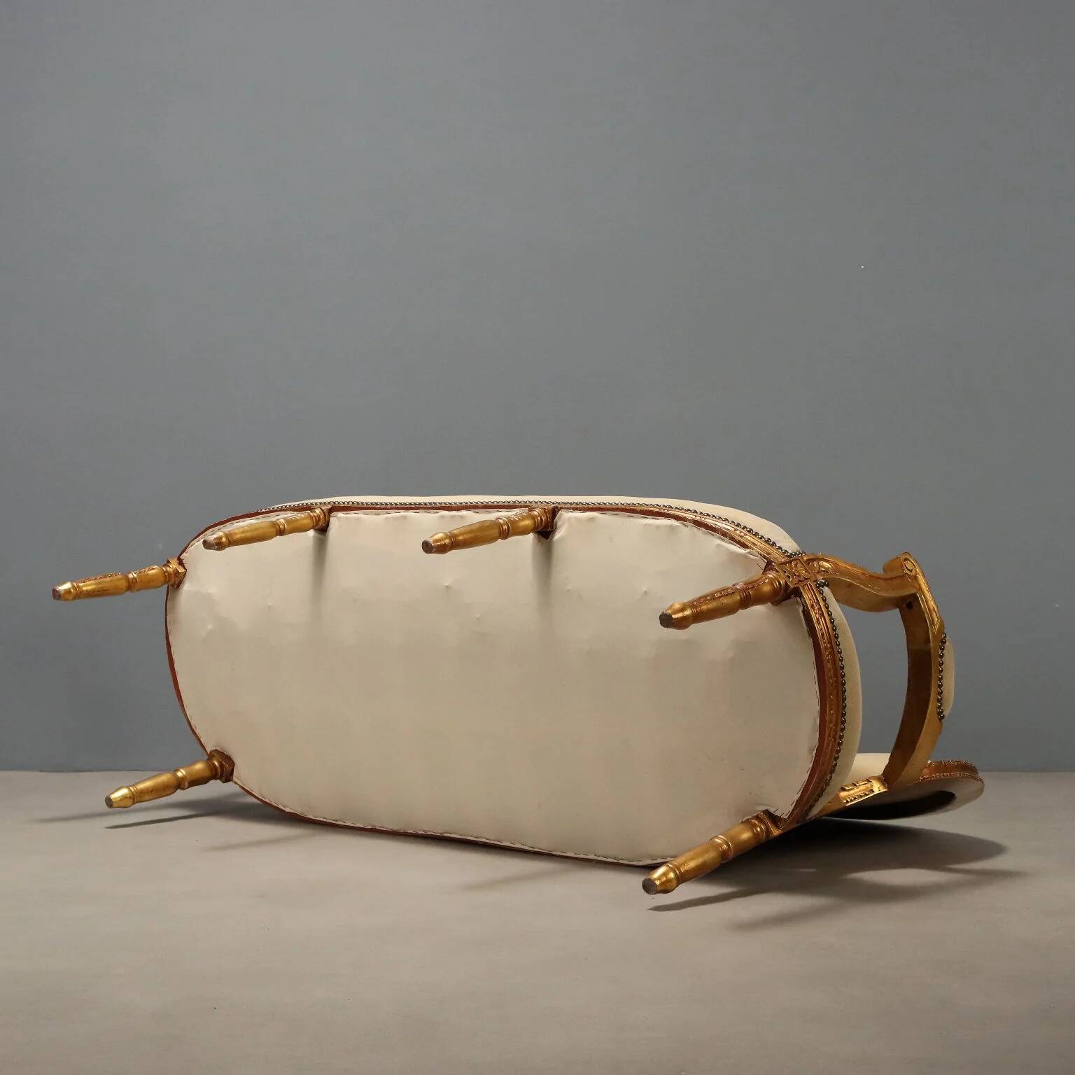 Neoclassical canapé in gilded wood