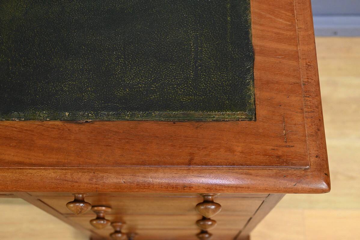 Victorian Mahogany Pedestal Desk, England – Late 19th Century