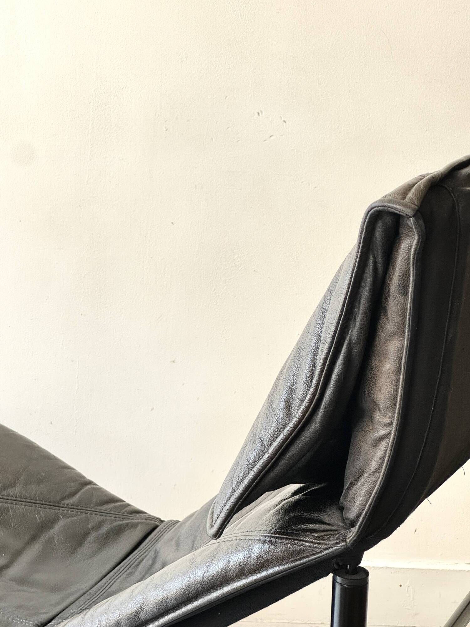 Scandinavian design chaise longue in black leather by Tord Björklund, Sweden 1970.