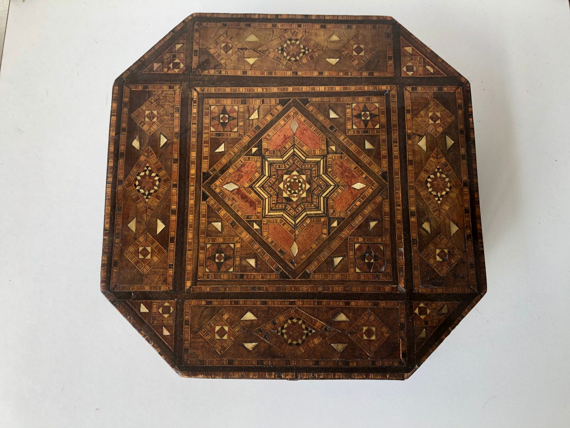 Box or box has jewelry in oriental marquetry. Colonial period around 1950 .