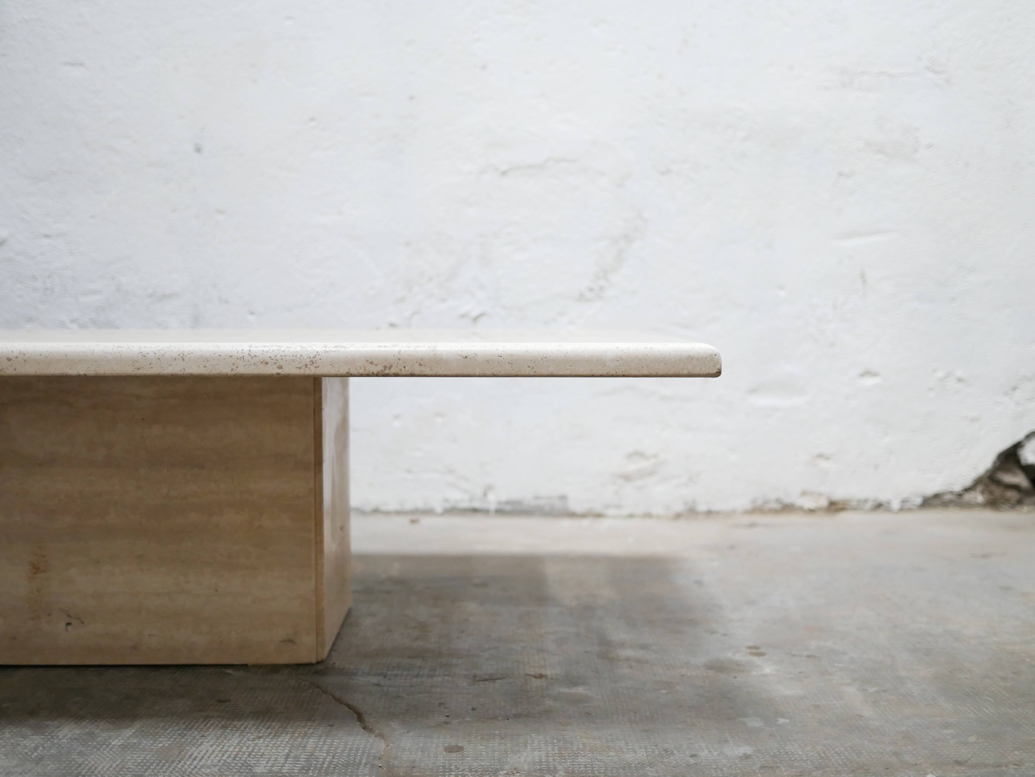 Table basse vintage en travertin