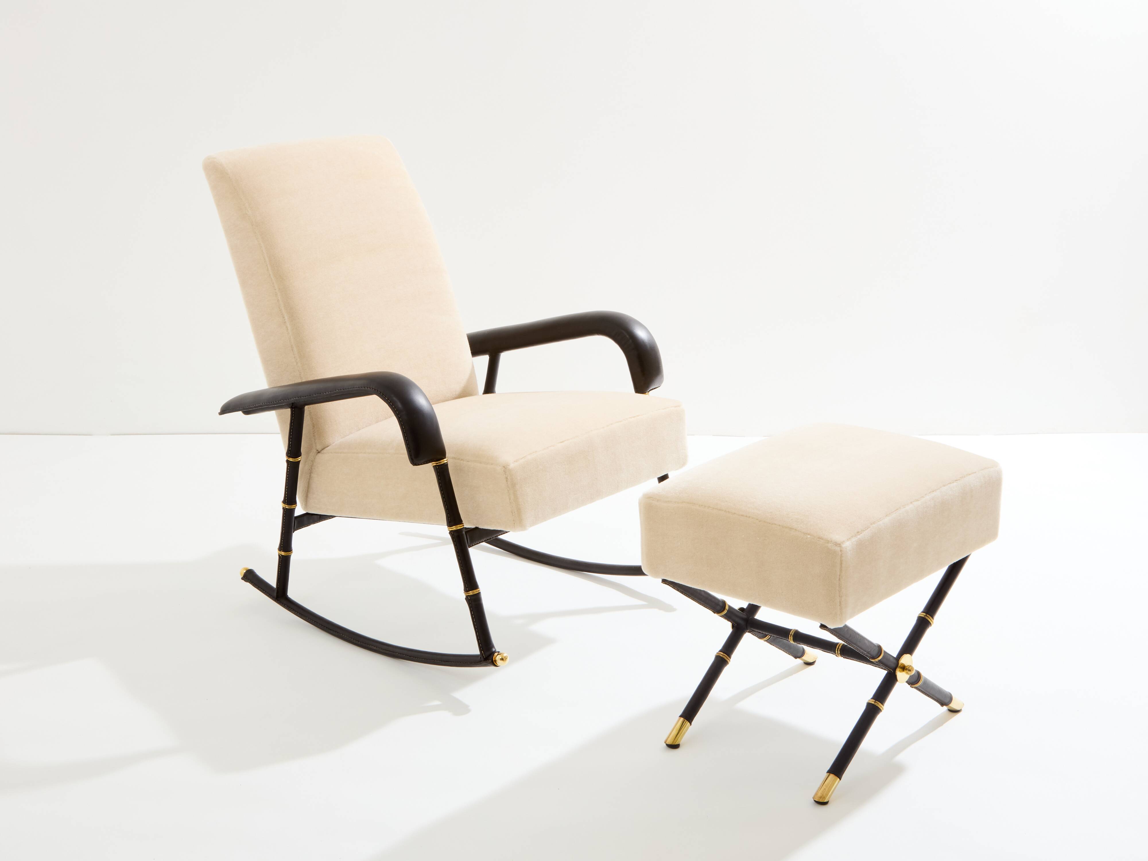 Jacques Adnet Fauteuil à bascule et ottoman cuir et velours de mohair 1950