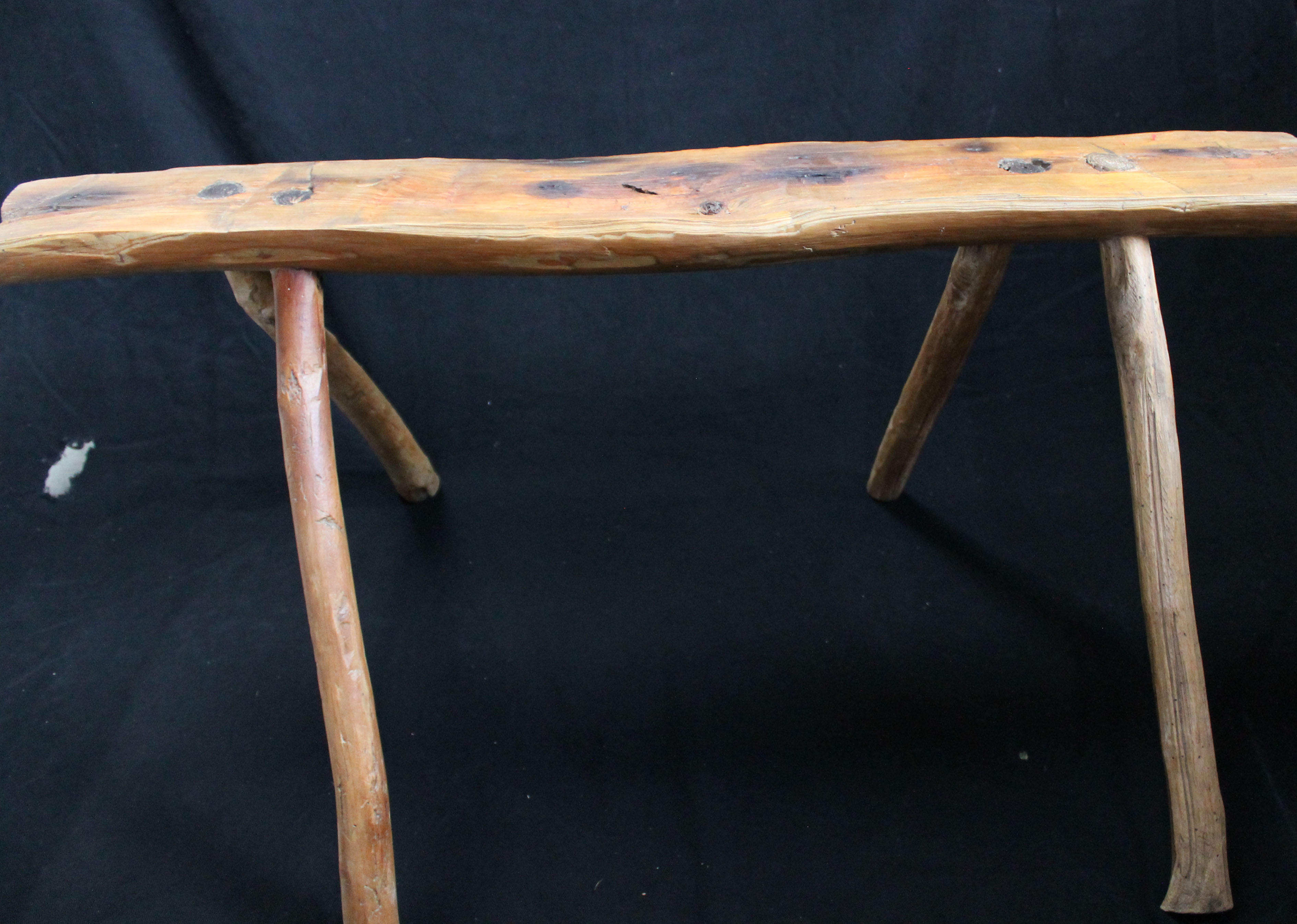 Banc brutaliste en bois d'arbre