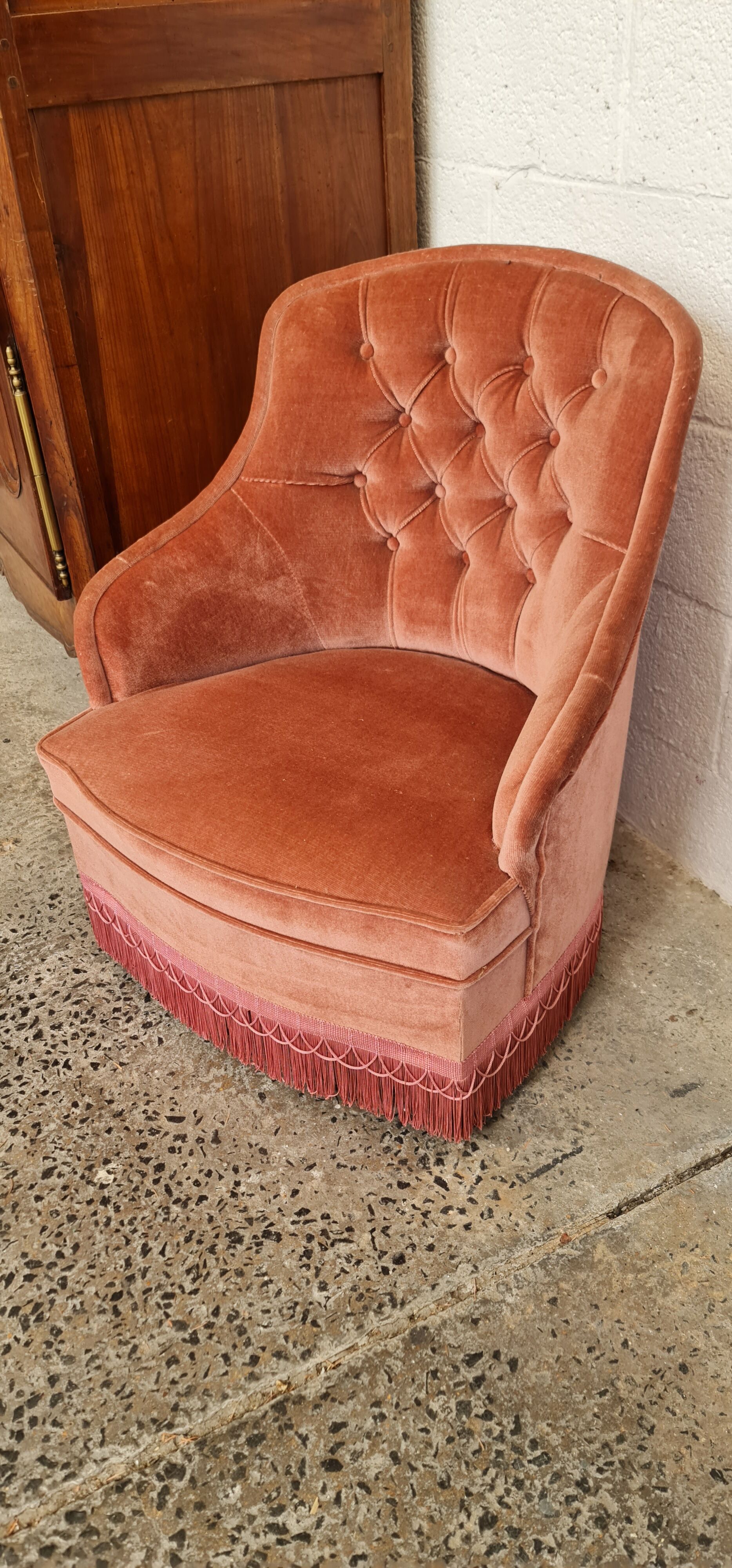 Pink velvet toad armchair