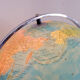 Globe géoscope lumineux sur pied chromé, Italie vers 1980
