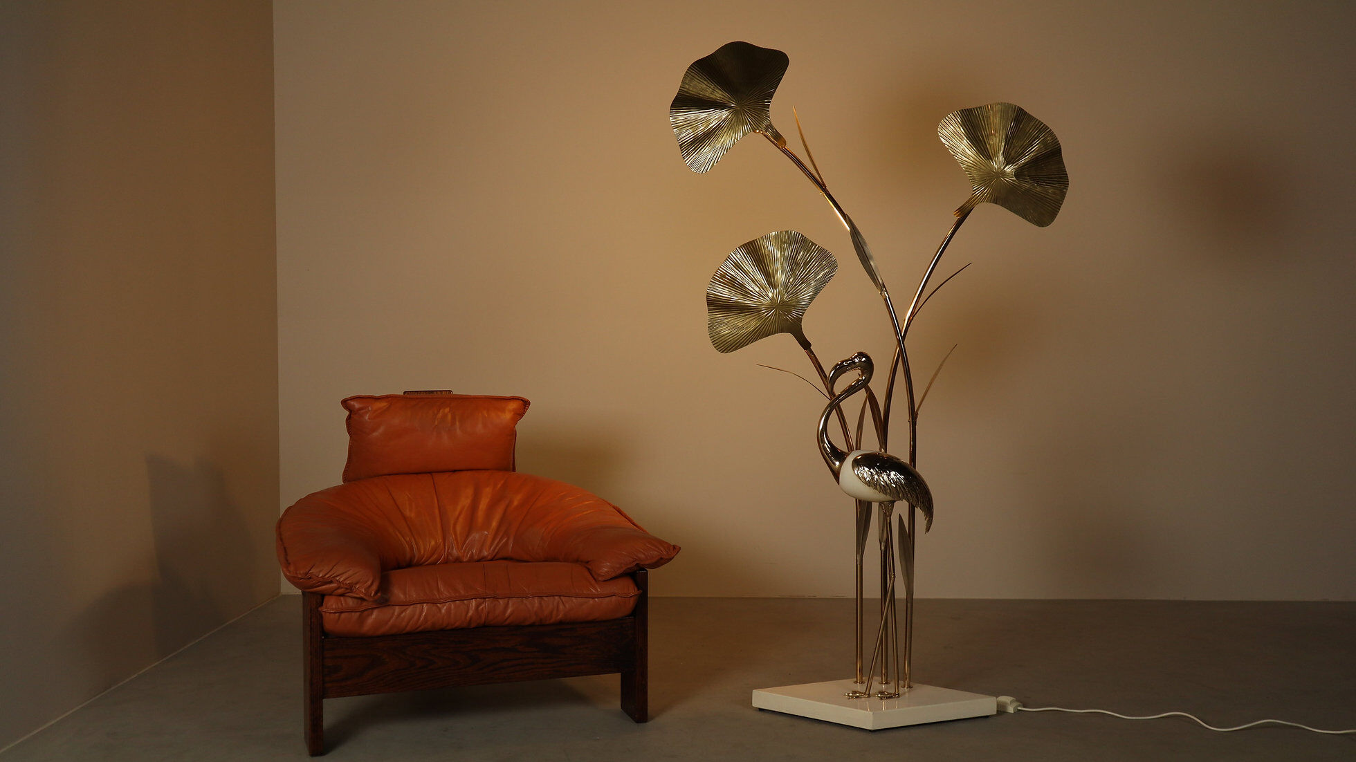 Grand lampadaire en laiton en forme de flamant rose, orné de feuilles de ginkgo sculptées, années 1970